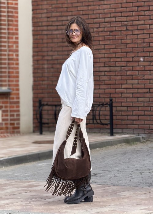 Biała bluzka damska z długim rękawem, luźny krój, minimalistyczny casualowy styl