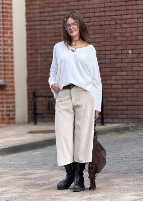 Biała bluzka damska z długim rękawem, luźny krój, minimalistyczny casualowy styl