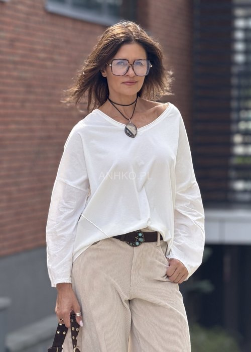 Biała bluzka damska z długim rękawem, luźny krój, minimalistyczny casualowy styl