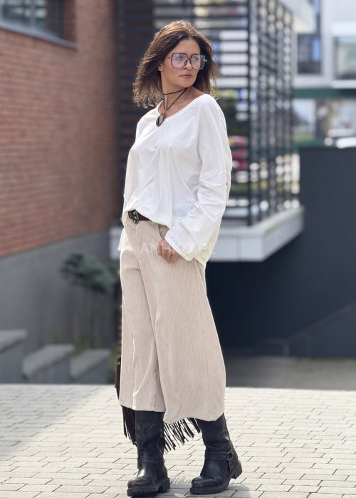 Biała bluzka damska z długim rękawem, luźny krój, minimalistyczny casualowy styl