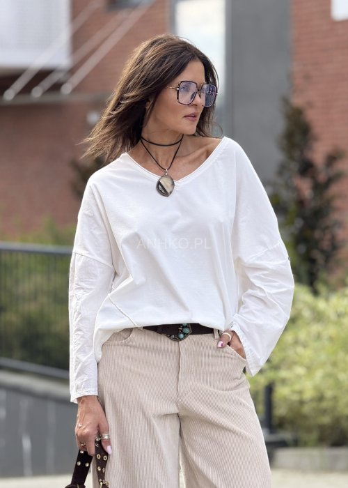 Biała bluzka damska z długim rękawem, luźny krój, minimalistyczny casualowy styl