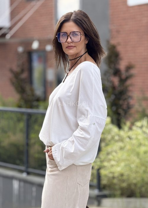 Biała bluzka damska z długim rękawem, luźny krój, minimalistyczny casualowy styl
