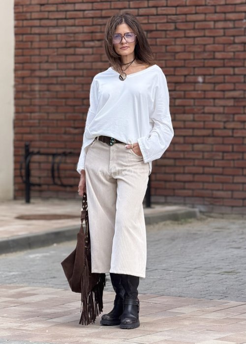 Biała bluzka damska z długim rękawem, luźny krój, minimalistyczny casualowy styl