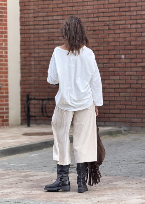 Biała bluzka damska z długim rękawem, luźny krój, minimalistyczny casualowy styl
