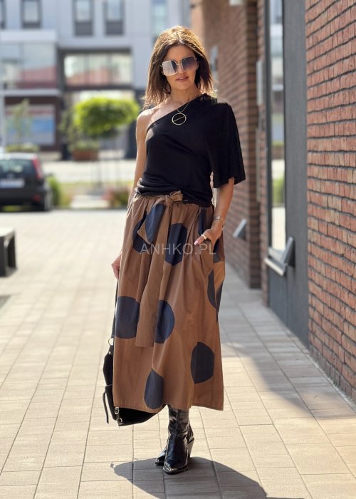 Czarna bluzka damska asymetryczna na jedno ramię, krótki rękaw, minimalistyczna letnia stylizacja