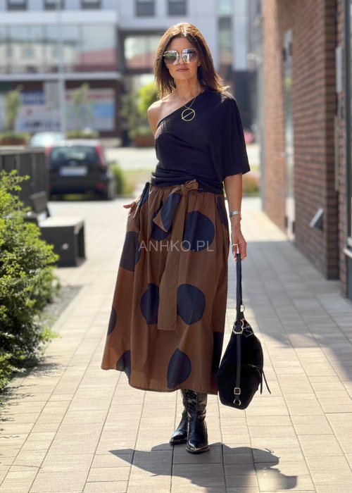 Czarna bluzka damska asymetryczna na jedno ramię, krótki rękaw, minimalistyczna letnia stylizacja