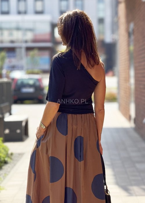 Czarna bluzka damska asymetryczna na jedno ramię, krótki rękaw, minimalistyczna letnia stylizacja