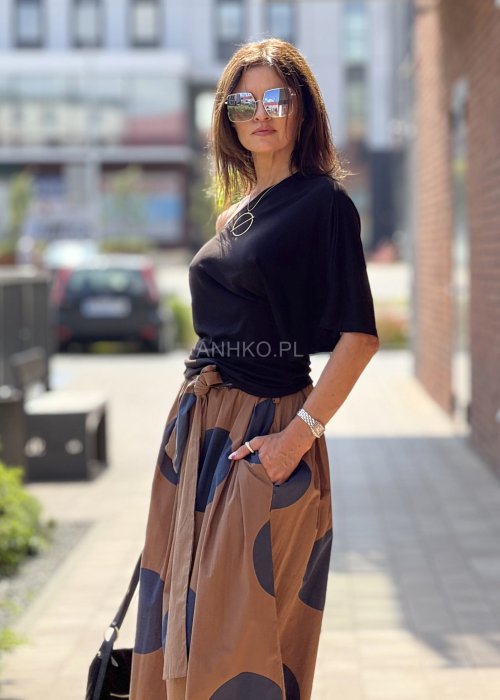 Czarna bluzka damska asymetryczna na jedno ramię, krótki rękaw, minimalistyczna letnia stylizacja