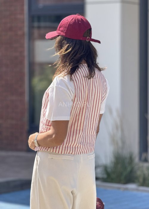 Stylowa kamizelka w czerwono-białe paski, która doda charakteru każdej stylizacji