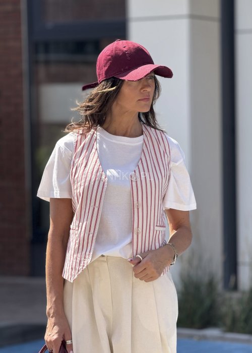 Stylowa kamizelka w czerwono-białe paski, która doda charakteru każdej stylizacji