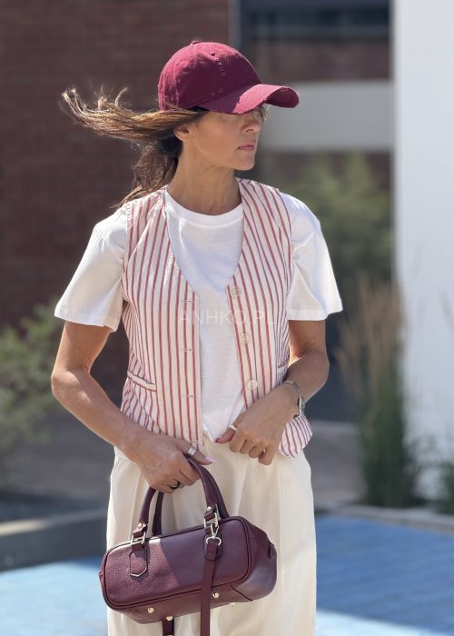 Stylowa kamizelka w czerwono-białe paski, która doda charakteru każdej stylizacji