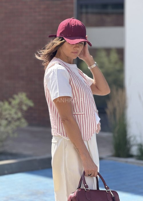 Stylowa kamizelka w czerwono-białe paski, która doda charakteru każdej stylizacji