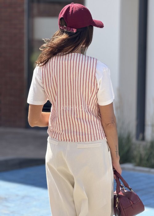 Stylowa kamizelka w czerwono-białe paski, która doda charakteru każdej stylizacji