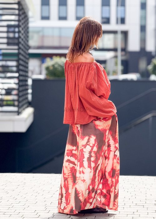 Ceglasta bluzka hiszpanka damska z odkrytymi ramionami i długimi, szerokimi rękawami, styl boho