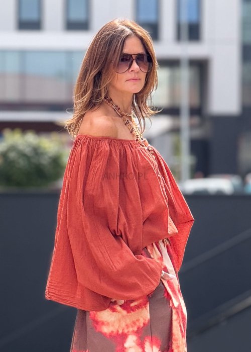 Ceglasta bluzka hiszpanka damska z odkrytymi ramionami i długimi, szerokimi rękawami, styl boho