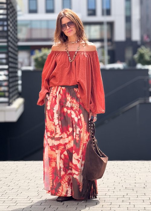 Ceglasta bluzka hiszpanka damska z odkrytymi ramionami i długimi, szerokimi rękawami, styl boho