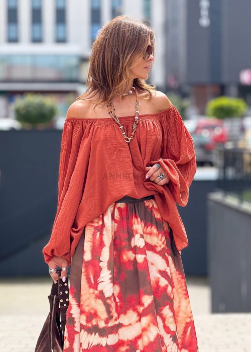 Ceglasta bluzka hiszpanka damska z odkrytymi ramionami i długimi, szerokimi rękawami, styl boho