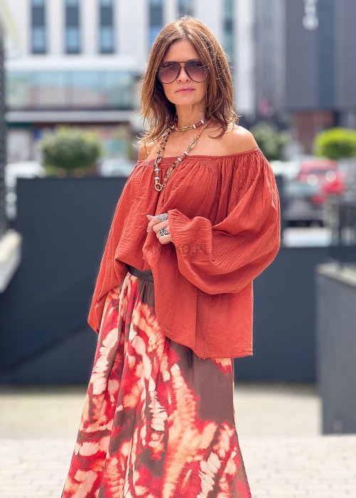 Ceglasta bluzka hiszpanka damska z odkrytymi ramionami i długimi, szerokimi rękawami, styl boho