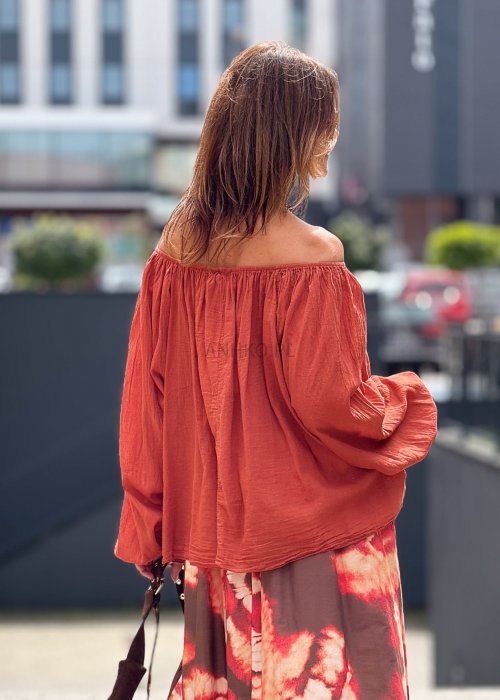 Ceglasta bluzka hiszpanka damska z odkrytymi ramionami i długimi, szerokimi rękawami, styl boho