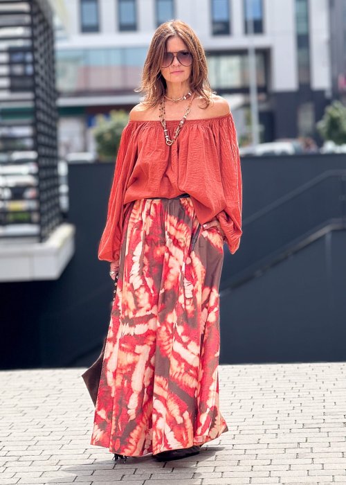 Ceglasta bluzka hiszpanka damska z odkrytymi ramionami i długimi, szerokimi rękawami, styl boho