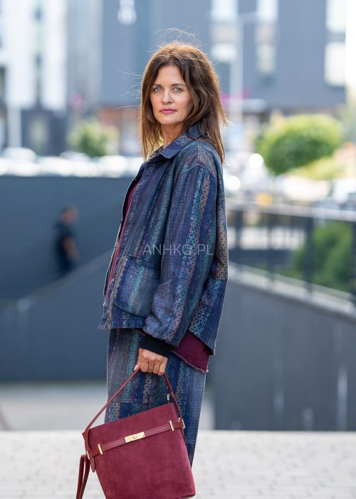 Kurtka damska oversize w stylu boho, zapinana na guziki, kieszenie naszywane, tkanina w kolorowe pasy