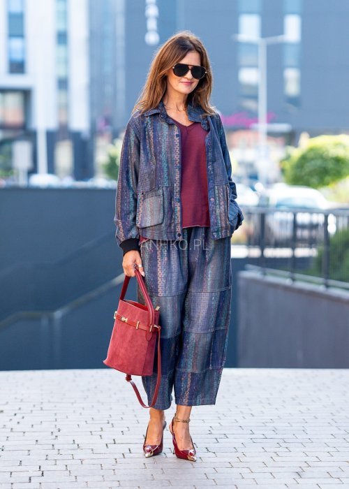 Kurtka damska oversize w stylu boho, zapinana na guziki, kieszenie naszywane, tkanina w kolorowe pasy