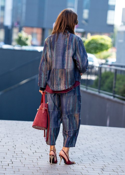 Kurtka damska oversize w stylu boho, zapinana na guziki, kieszenie naszywane, tkanina w kolorowe pasy