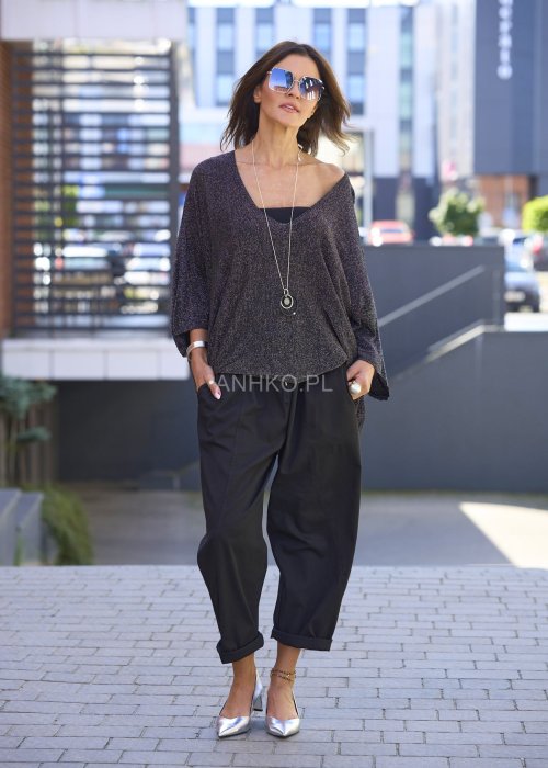 Czarne spodnie damskie RelaxFit z elastycznym pasem i podwiniętymi nogawkami, stylizowane z luźną bluzką i srebrnymi szpilkami w miejskim looku.