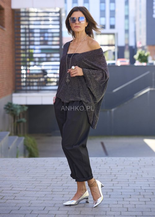 Czarne spodnie damskie RelaxFit z elastycznym pasem i podwiniętymi nogawkami, stylizowane z luźną bluzką i srebrnymi szpilkami w miejskim looku.