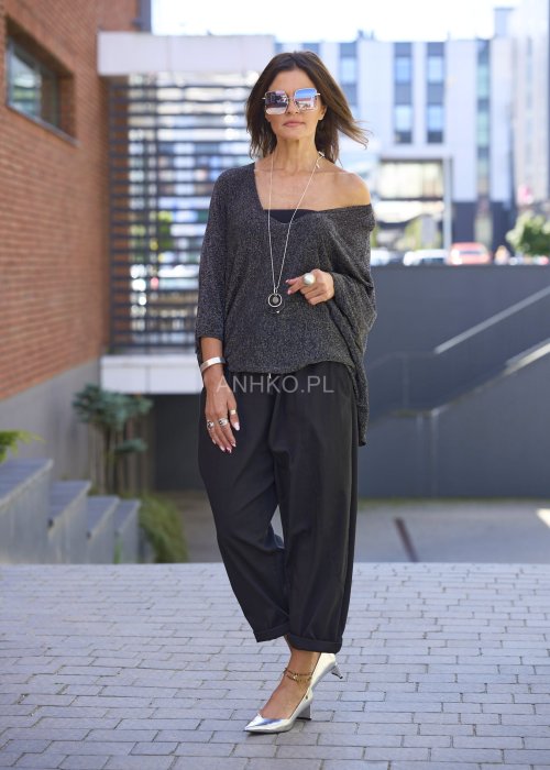 Czarne spodnie damskie RelaxFit z elastycznym pasem i podwiniętymi nogawkami, stylizowane z luźną bluzką i srebrnymi szpilkami w miejskim looku.