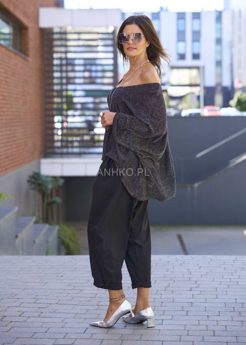 Czarne spodnie damskie RelaxFit z elastycznym pasem i podwiniętymi nogawkami, stylizowane z luźną bluzką i srebrnymi szpilkami w miejskim looku.