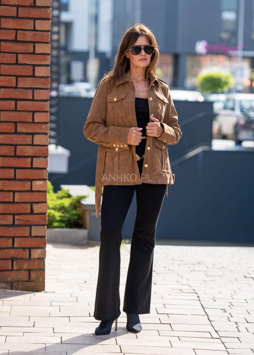 Kurtka damska zamszowa w kolorze karmelowym, zapinana na złote guziki, kieszenie z patkami, styl casual