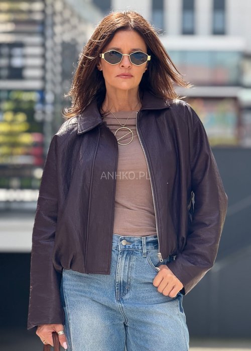 Kurtka z ekoskóry w kolorze burgundowymz luźnym fasonem i lekko ściąganym dołem