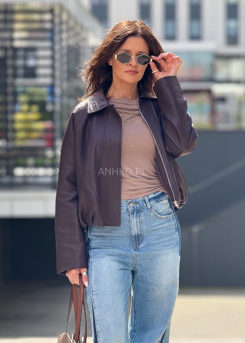 Kurtka z ekoskóry w kolorze burgundowymz luźnym fasonem i lekko ściąganym dołem