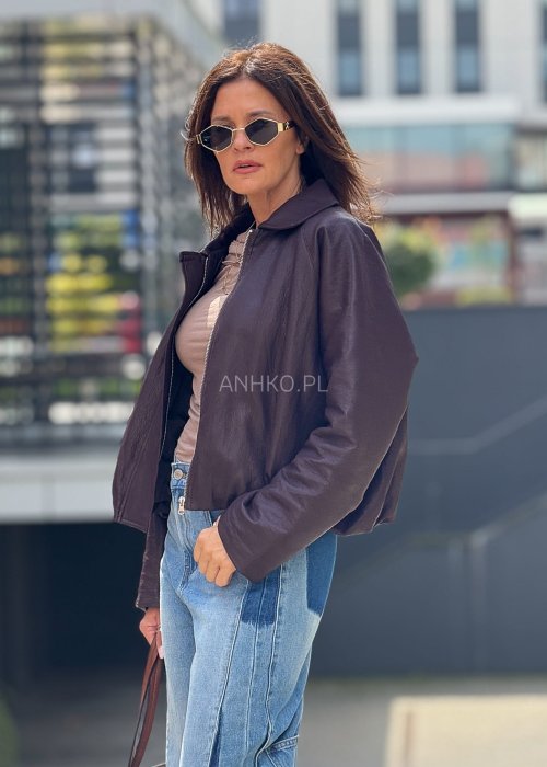 Kurtka z ekoskóry w kolorze burgundowymz luźnym fasonem i lekko ściąganym dołem