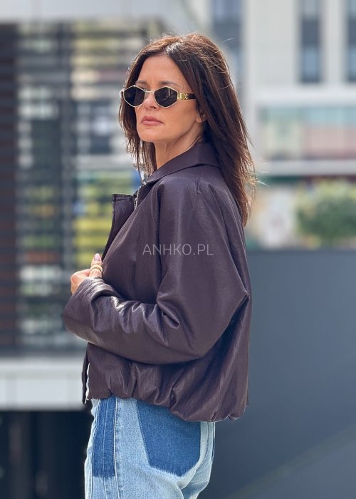 Kurtka z ekoskóry w kolorze burgundowymz luźnym fasonem i lekko ściąganym dołem