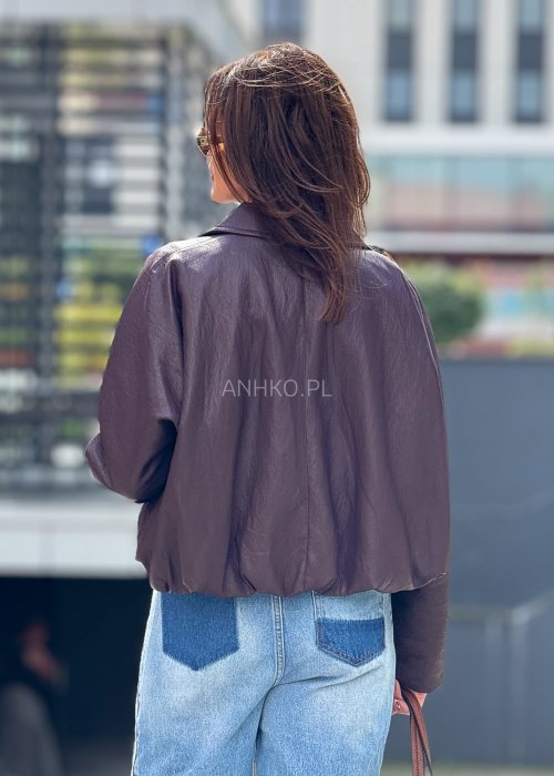 Kurtka z ekoskóry w kolorze burgundowymz luźnym fasonem i lekko ściąganym dołem