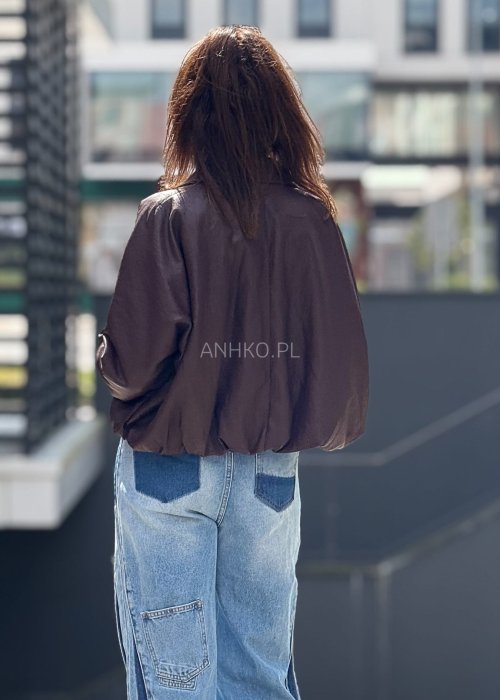 Kurtka z ekoskóry w kolorze burgundowymz luźnym fasonem i lekko ściąganym dołem