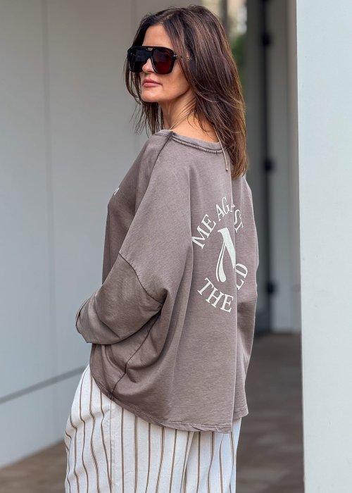 Luźna bluzka damska oversize z długim rękawem w kolorze taupe, casualowa moda damska
