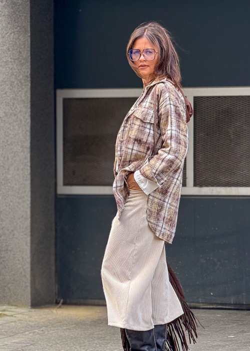 Koszula damska w kratę brązowo-beżowa oversize – modna narzutka do spodni materiałowych Anhko.pl