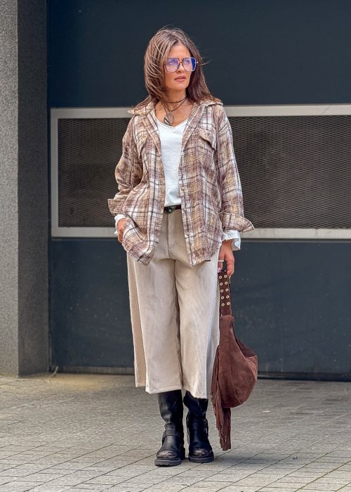 Koszula damska w kratę brązowo-beżowa oversize – modna narzutka do spodni materiałowych Anhko.pl