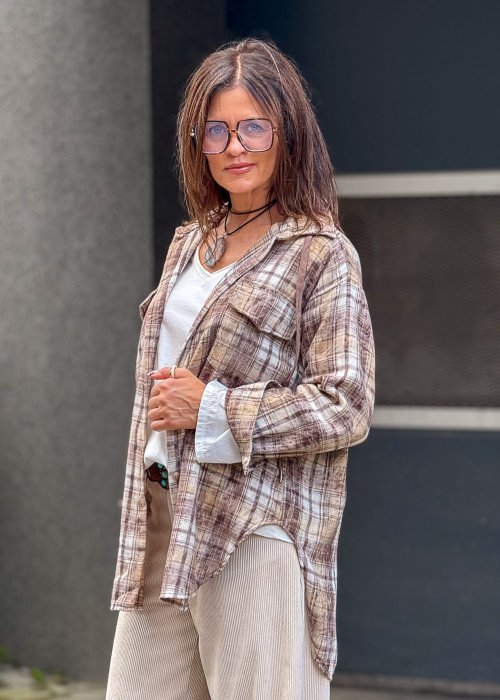Koszula damska w kratę brązowo-beżowa oversize – modna narzutka do spodni materiałowych Anhko.pl