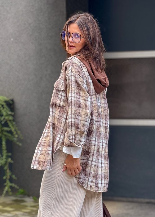 Koszula damska w kratę brązowo-beżowa oversize – modna narzutka do spodni materiałowych Anhko.pl