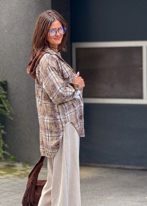 Koszula damska w kratę brązowo-beżowa oversize – modna narzutka do spodni materiałowych Anhko.pl
