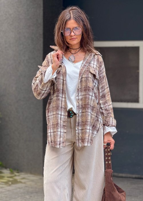 Koszula damska w kratę brązowo-beżowa oversize – modna narzutka do spodni materiałowych Anhko.pl