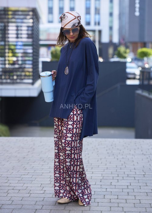 Granatowa bluzka damska oversize z długim rękawem, luźny krój w minimalistycznym stylu