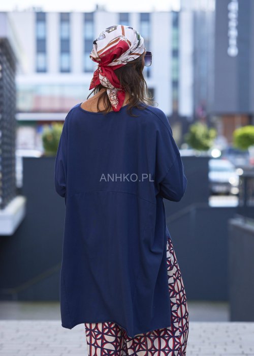 Granatowa bluzka damska oversize z długim rękawem, luźny krój w minimalistycznym stylu