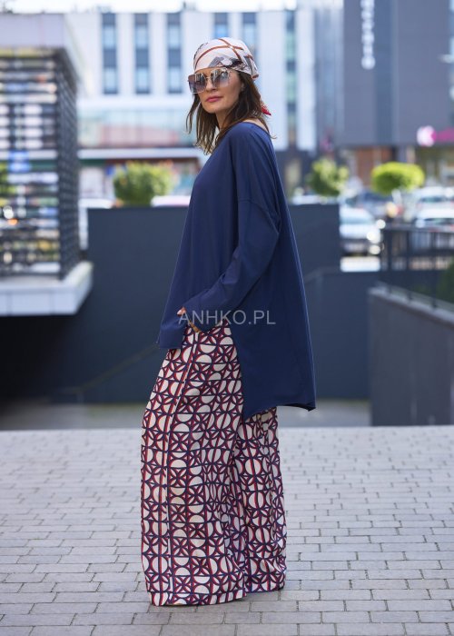 Granatowa bluzka damska oversize z długim rękawem, luźny krój w minimalistycznym stylu