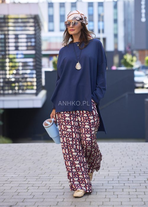 Granatowa bluzka damska oversize z długim rękawem, luźny krój w minimalistycznym stylu