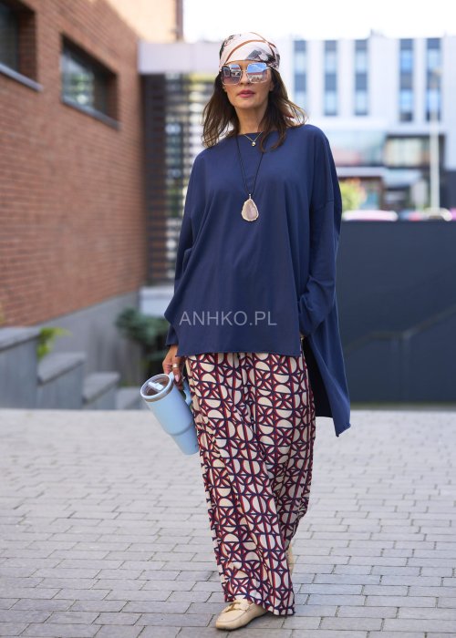 Granatowa bluzka damska oversize z długim rękawem, luźny krój w minimalistycznym stylu